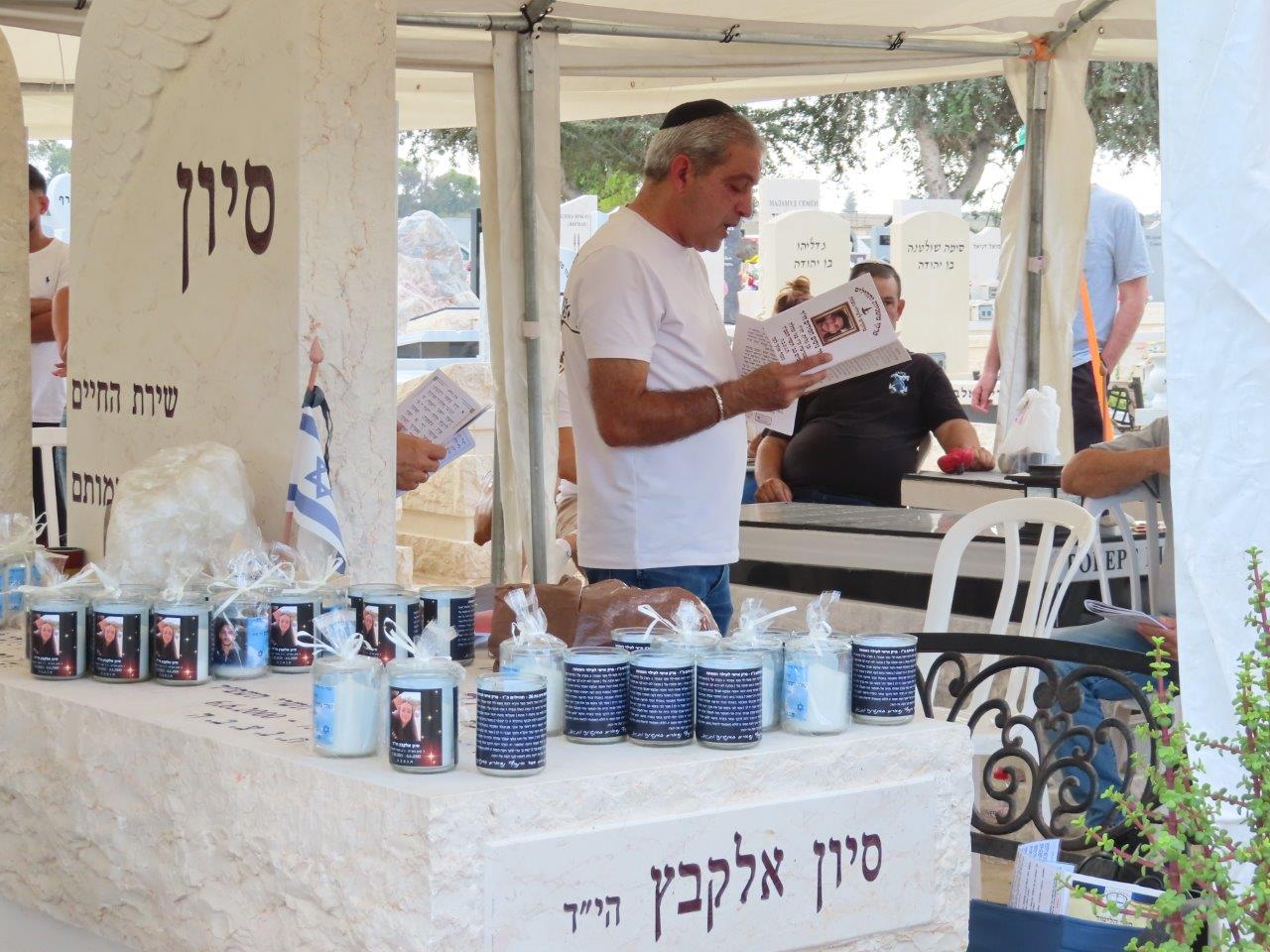 המשפחות השכולות בבית העלמין באשדוד