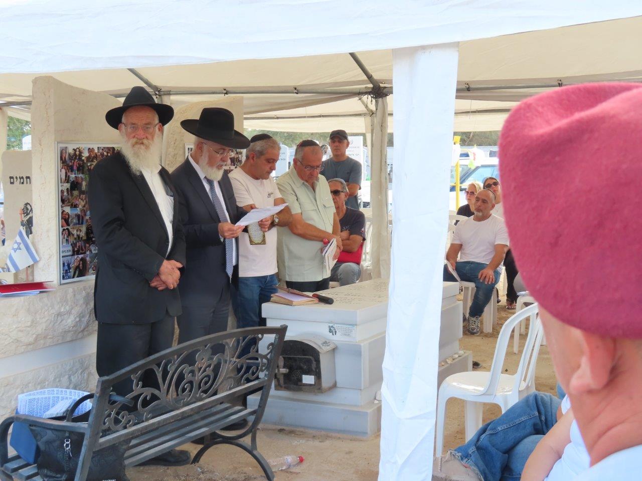 המשפחות השכולות בבית העלמין באשדוד