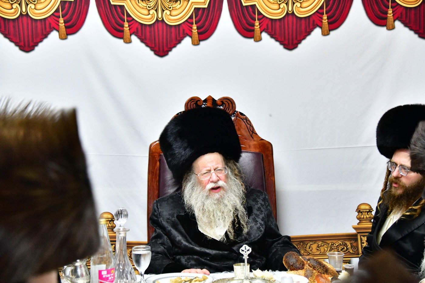 האדמו"ר מקוזמיר בטיש חוה"מ סוכות