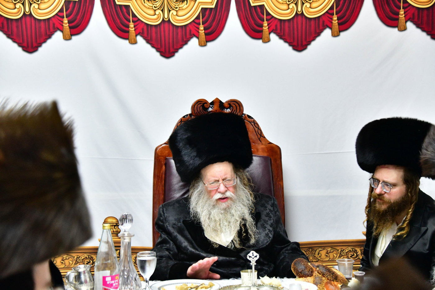 האדמו"ר מקוזמיר בטיש חוה"מ סוכות