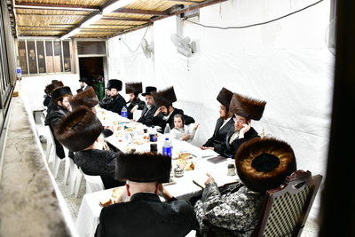 האדמו"ר מטעמשוואר בטיש חוה"מ סוכות