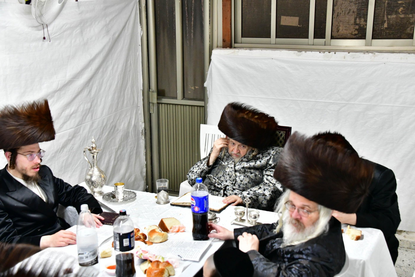 האדמו"ר מטעמשוואר בטיש חוה"מ סוכות