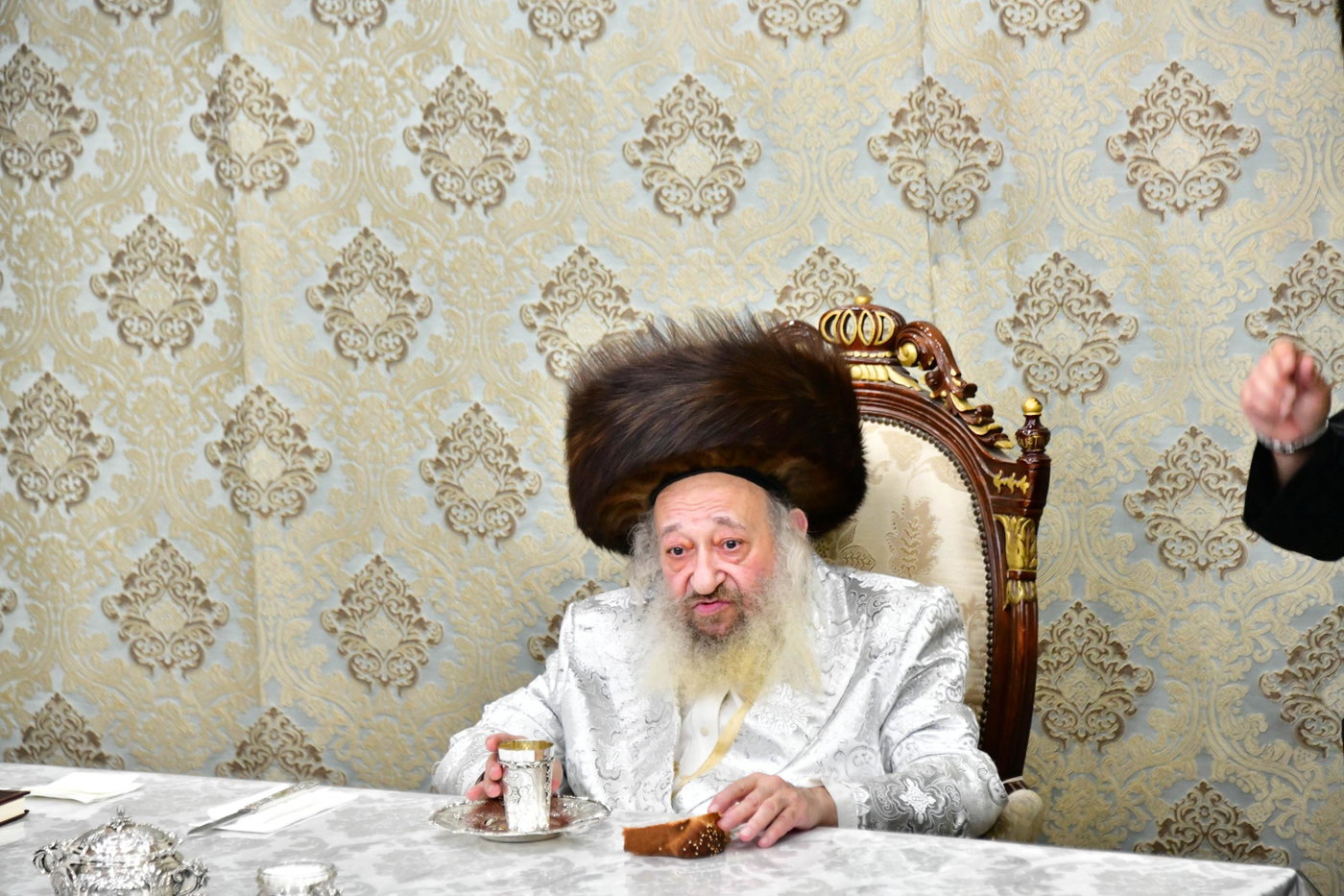 האדמו"ר מדעעש בטיש חול המועד סוכות