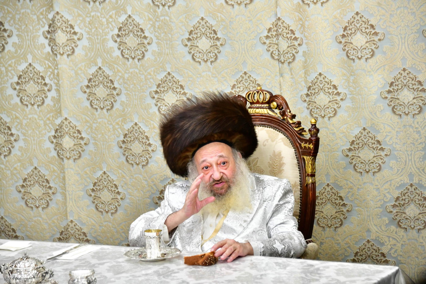האדמו"ר מדעעש בטיש חול המועד סוכות