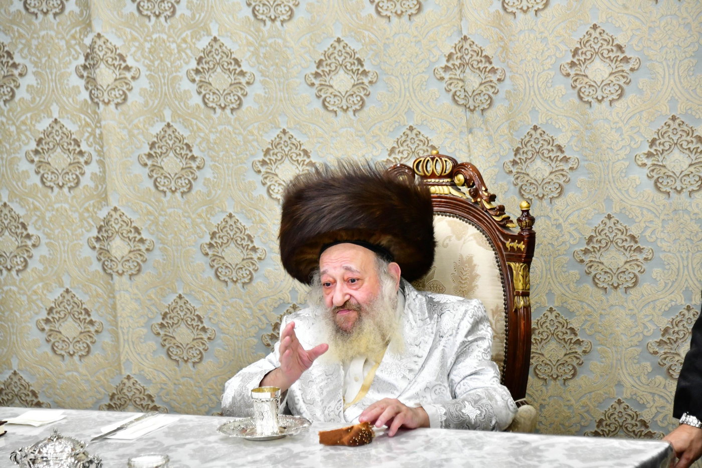 האדמו"ר מדעעש בטיש חול המועד סוכות
