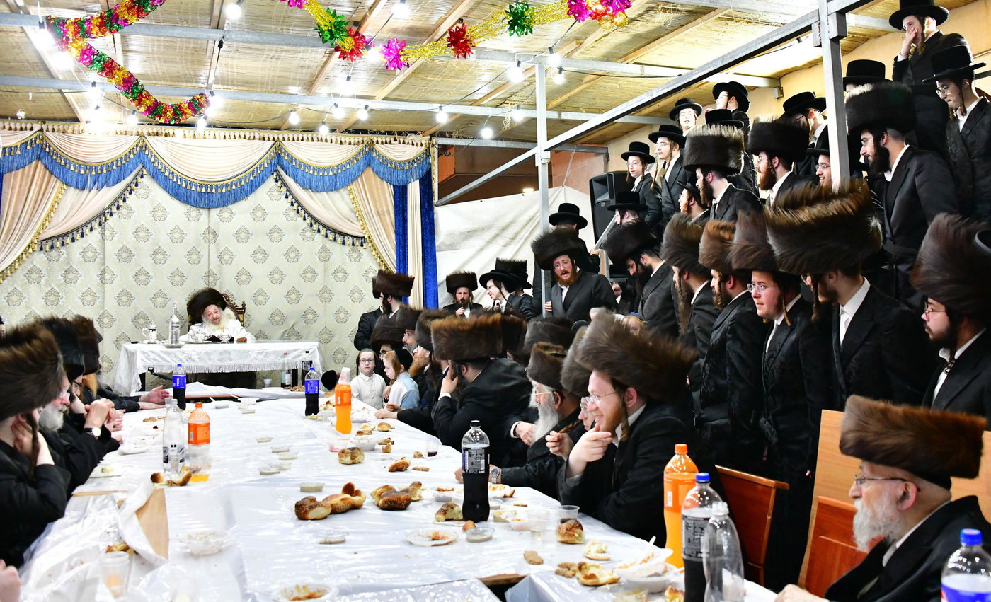 האדמו"ר מדעעש בטיש חול המועד סוכות
