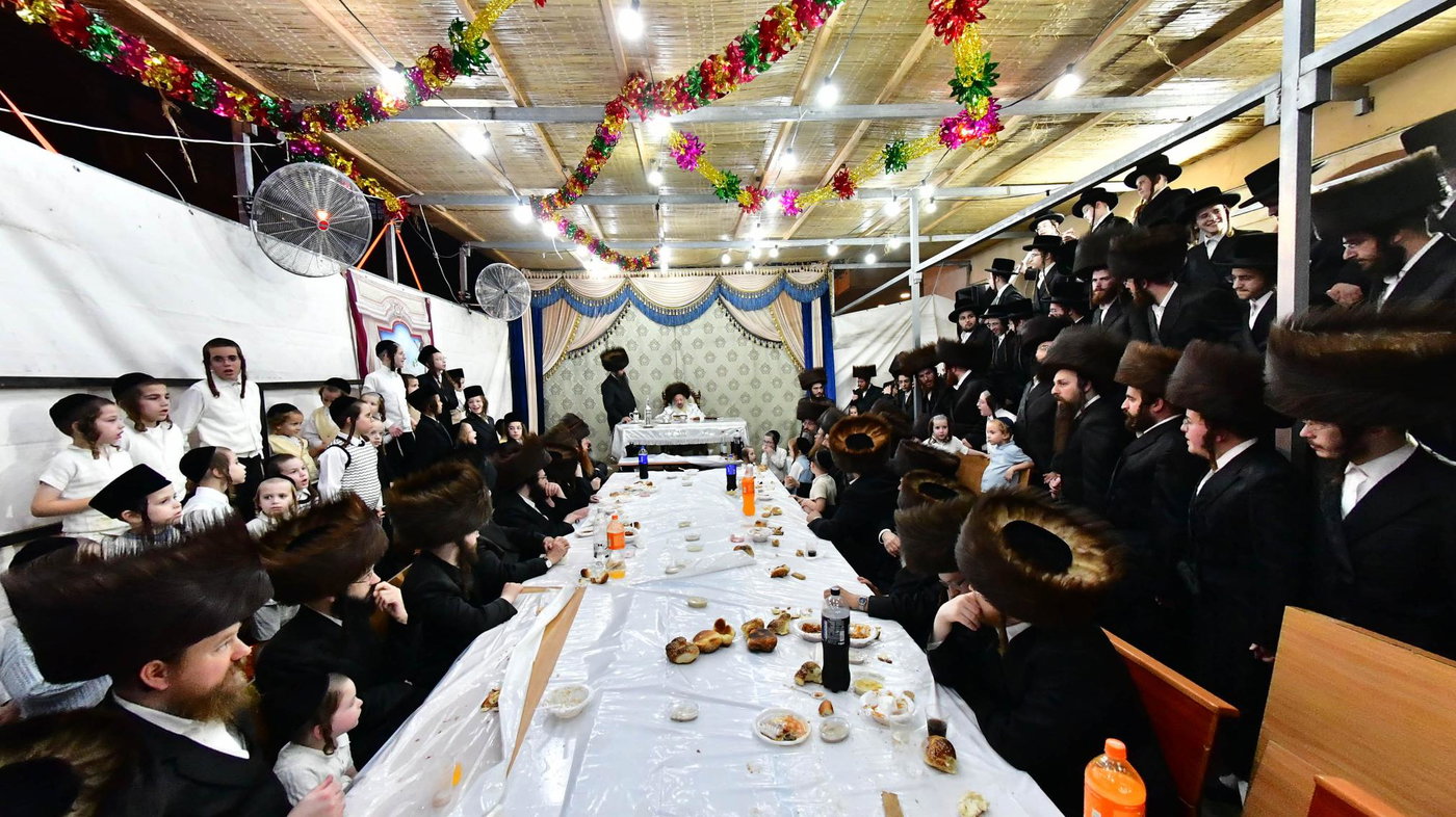 האדמו"ר מדעעש בטיש חול המועד סוכות