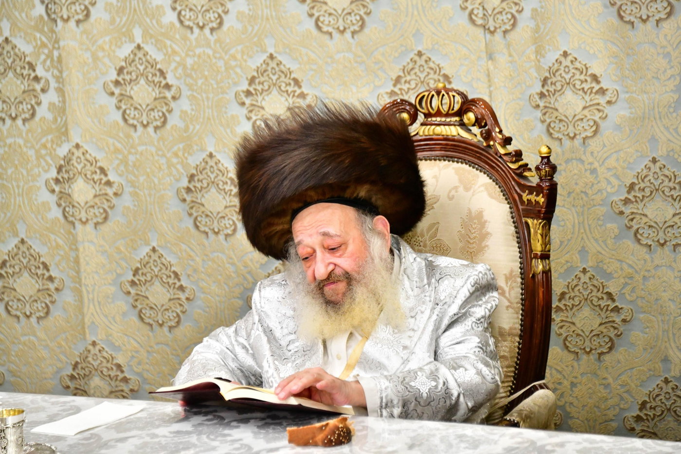 האדמו"ר מדעעש בטיש חול המועד סוכות