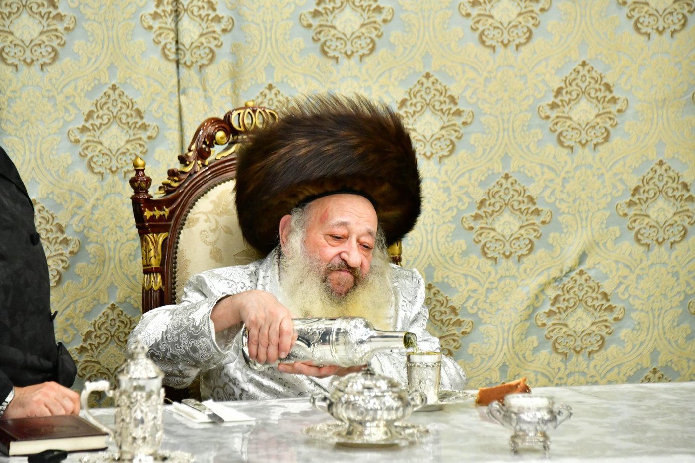 האדמו"ר מדעעש בטיש חול המועד סוכות
