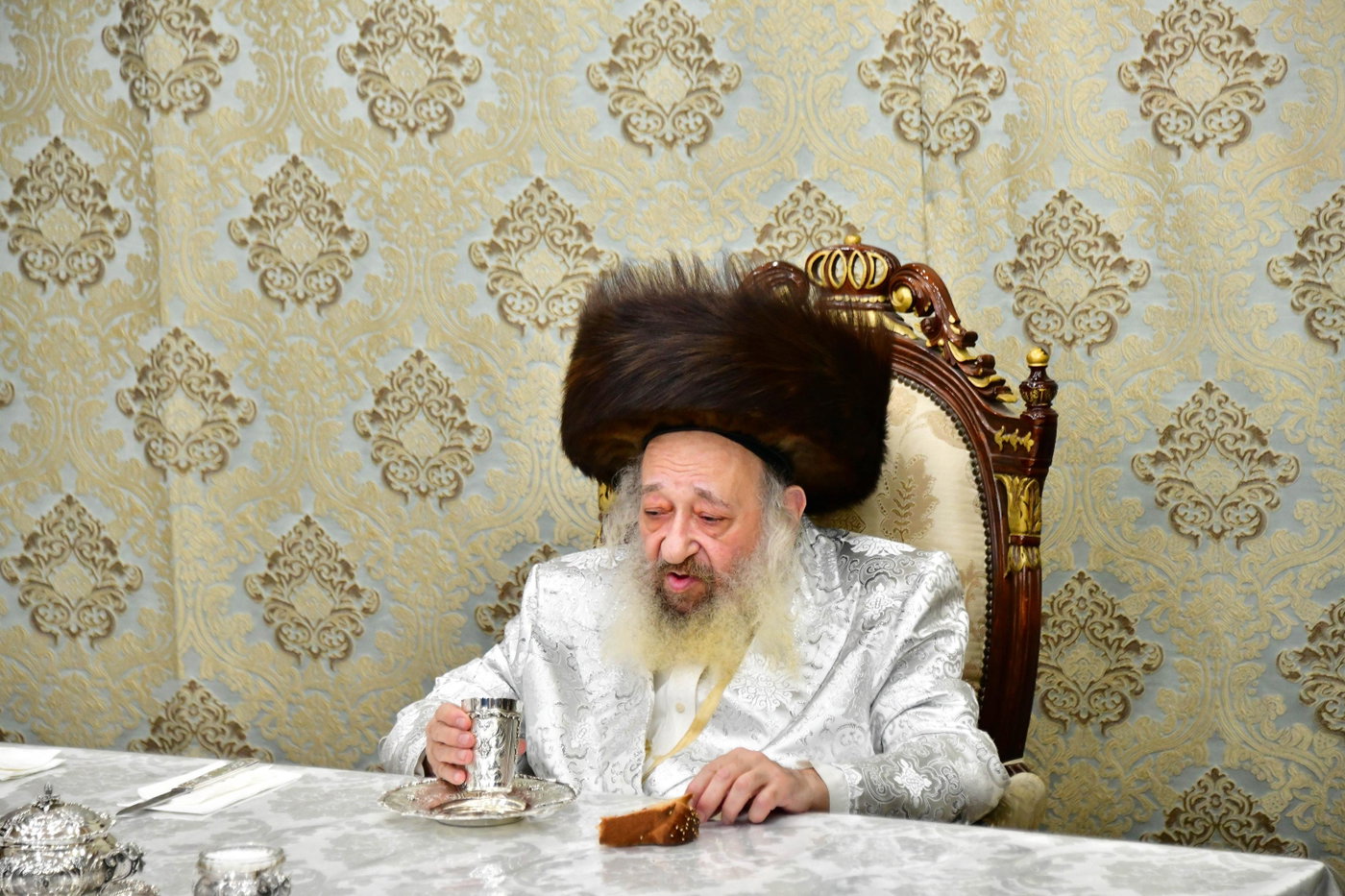האדמו"ר מדעעש בטיש חול המועד סוכות