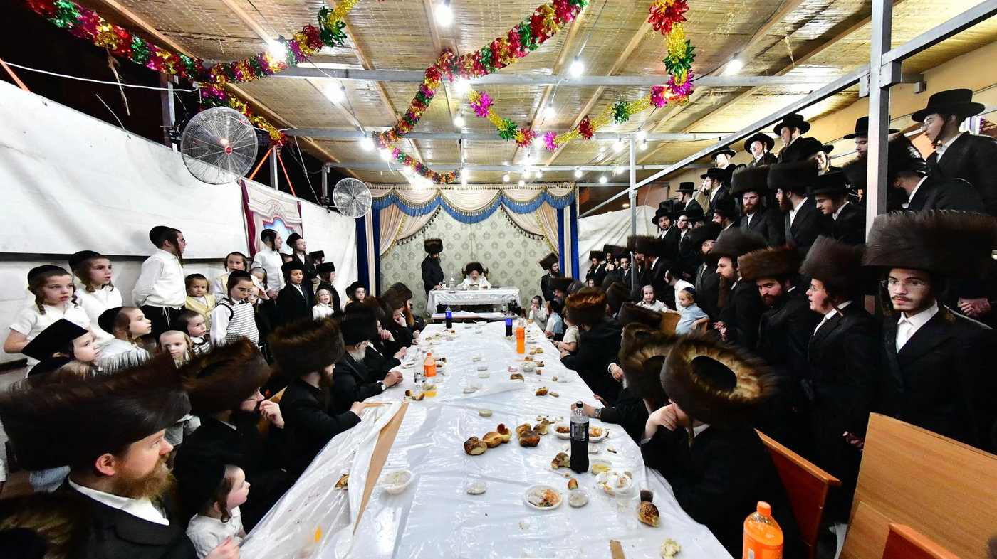 האדמו"ר מדעעש בטיש חול המועד סוכות