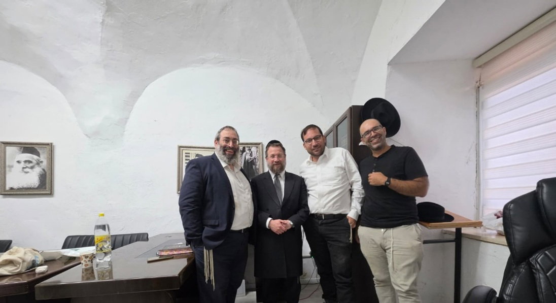 מימין לשמאל: הארכיאולוג ד"ר עומרי עבאדי. כותב השורות ישראל שפירא. ראש ישיבת נתיבות אהרן הגאון רבי משה פרידמן. חוקר תנועת המוסר הפסיכותרפיסט הרב מרדכי יעקובוביץ