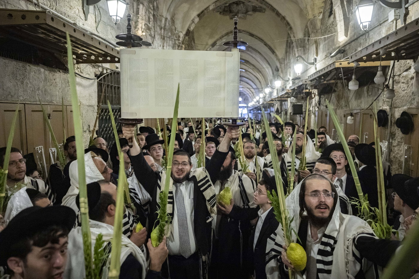 תפילת יום א' דחול המועד סוכות בעיר העתיקה בירושלים