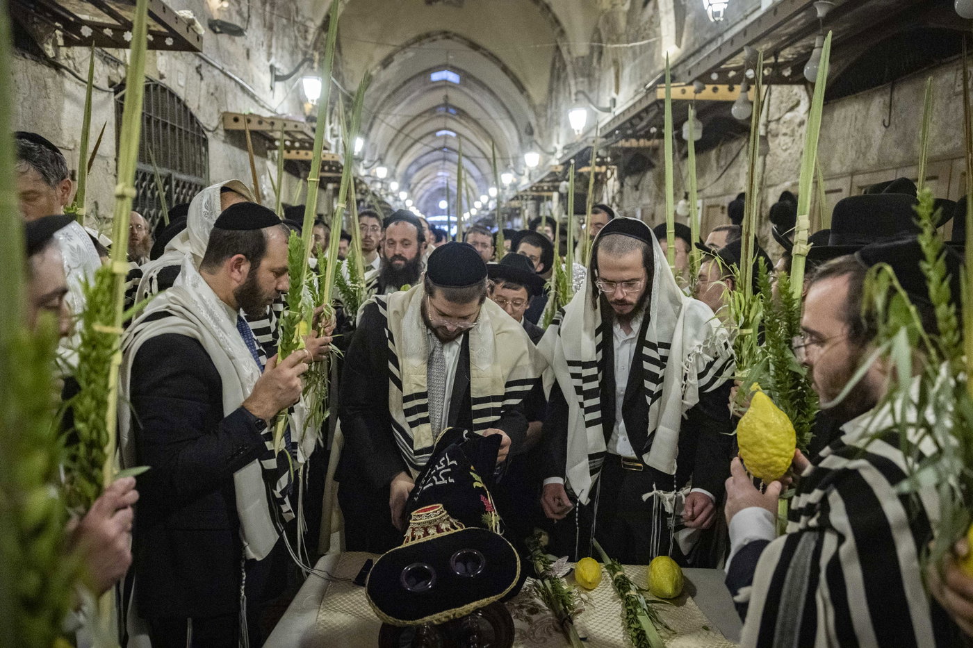 תפילת יום א' דחול המועד סוכות בעיר העתיקה בירושלים