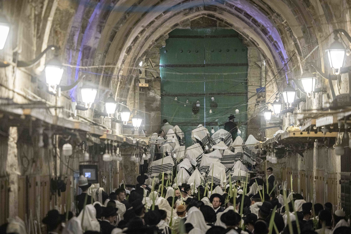 תפילת יום א' דחול המועד סוכות בעיר העתיקה בירושלים