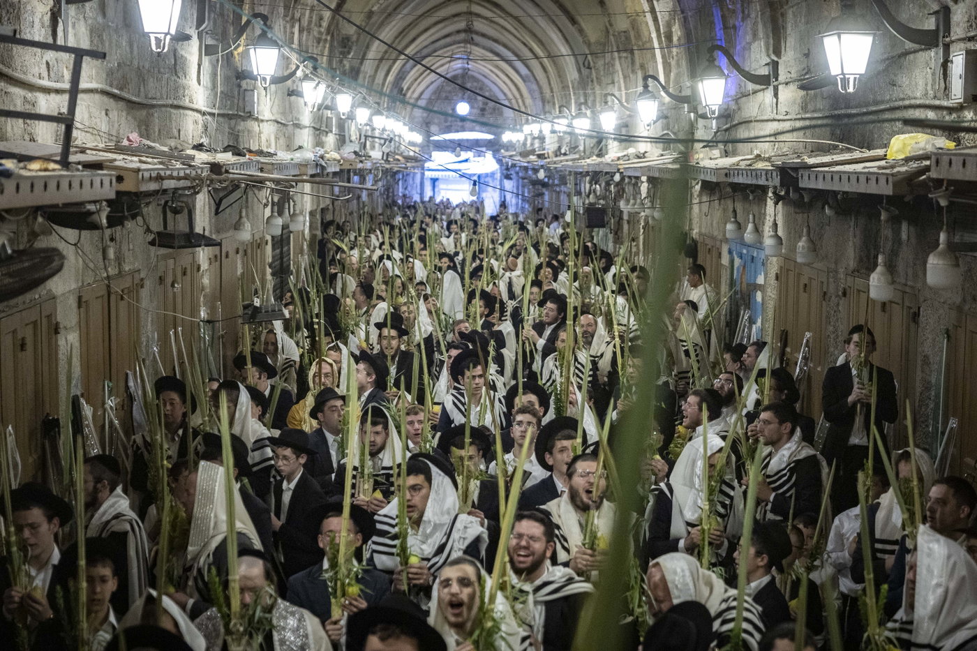 תפילת יום א' דחול המועד סוכות בעיר העתיקה בירושלים