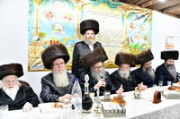 האדמו"ר מספינקא הושע בטיש חוה"מ סוכות