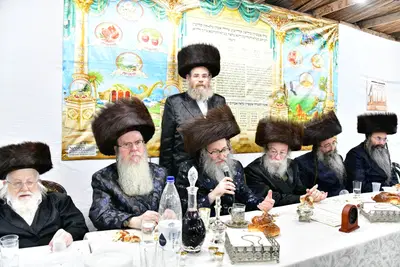 האדמו"ר מספינקא הושע בטיש חוה"מ סוכות