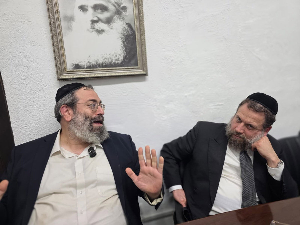 ראש ישיבת נתיבות אהרן, הגאון רבי משה פרידמן, לצידו חוקר תנועת המוסר הפסיכותרפיסט הרב מרדכי יעקובוביץ. ברקע הגה"צ רבי אריה לייב (לייבצ'יק) ברוידא