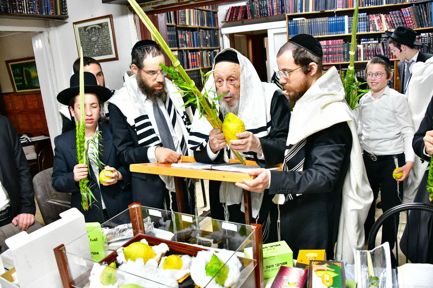 הגרב"ד פוברסקי והגרח"פ ברמן בנטילת לולב