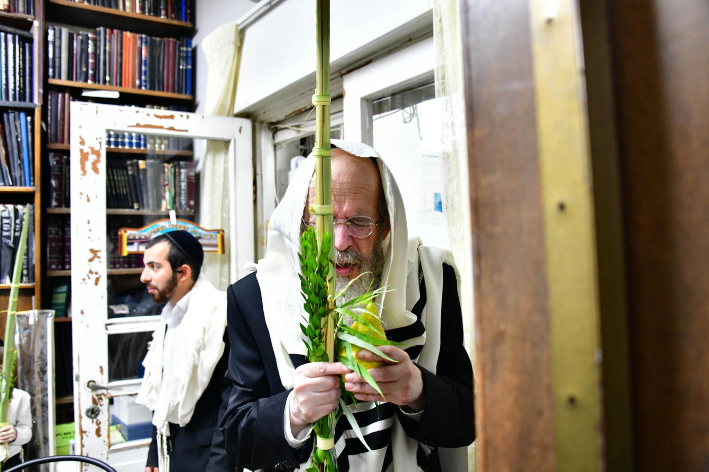 הגרב"ד פוברסקי והגרח"פ ברמן בנטילת לולב