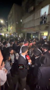 בני ברק: תהלוכה למען עריקים מסלימה; עיתונאי הותקף על ידי המון זועם