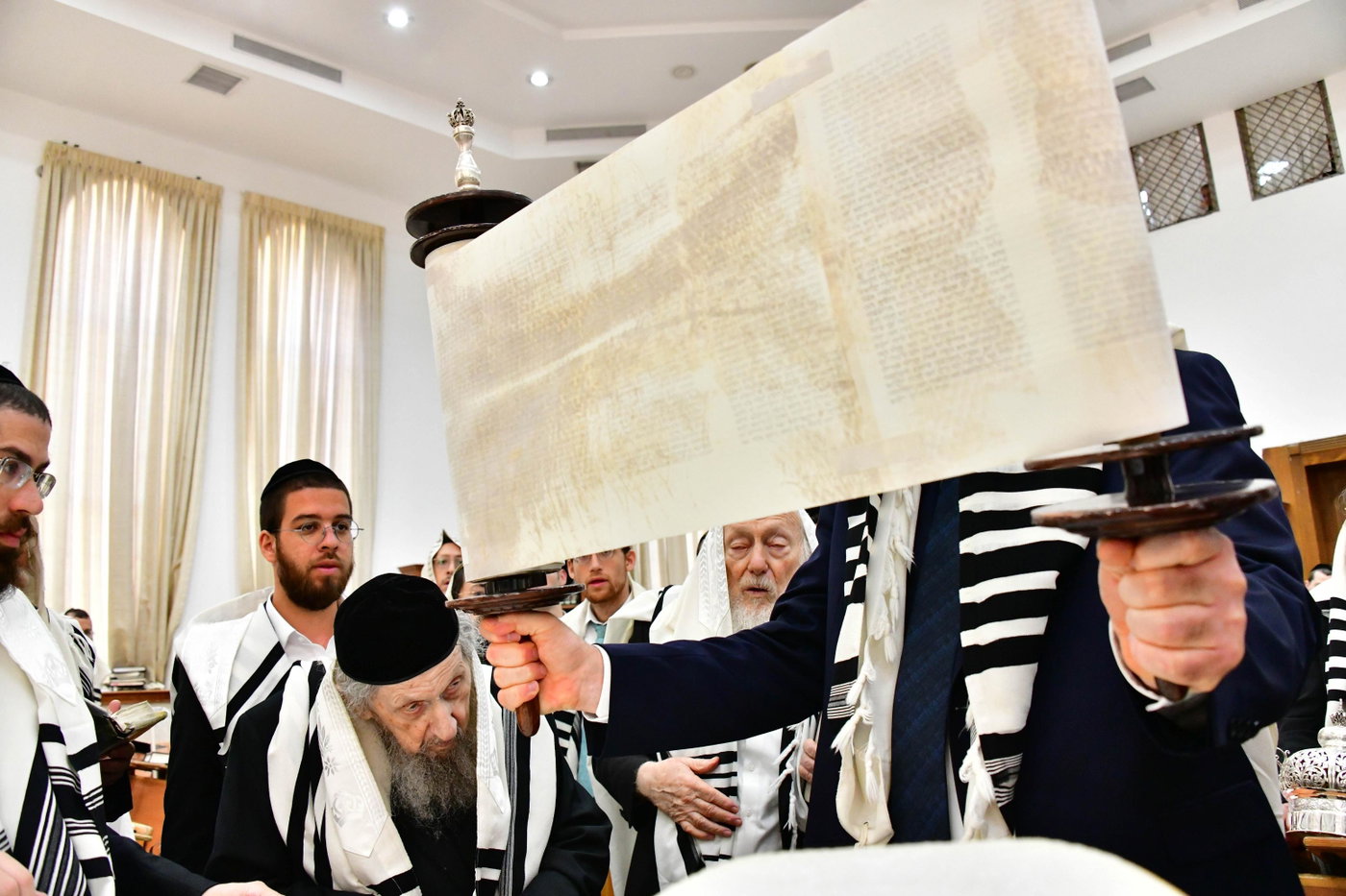 הגר"ד לנדו והגרמ"ה הירש בנטילת לולב