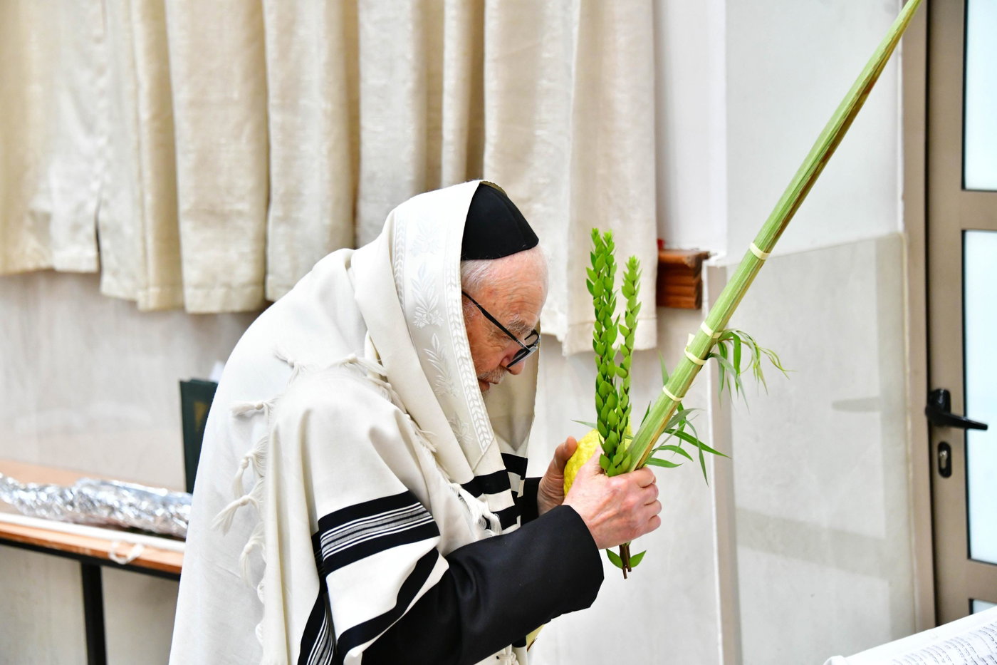 הגר"ד לנדו והגרמ"ה הירש בנטילת לולב