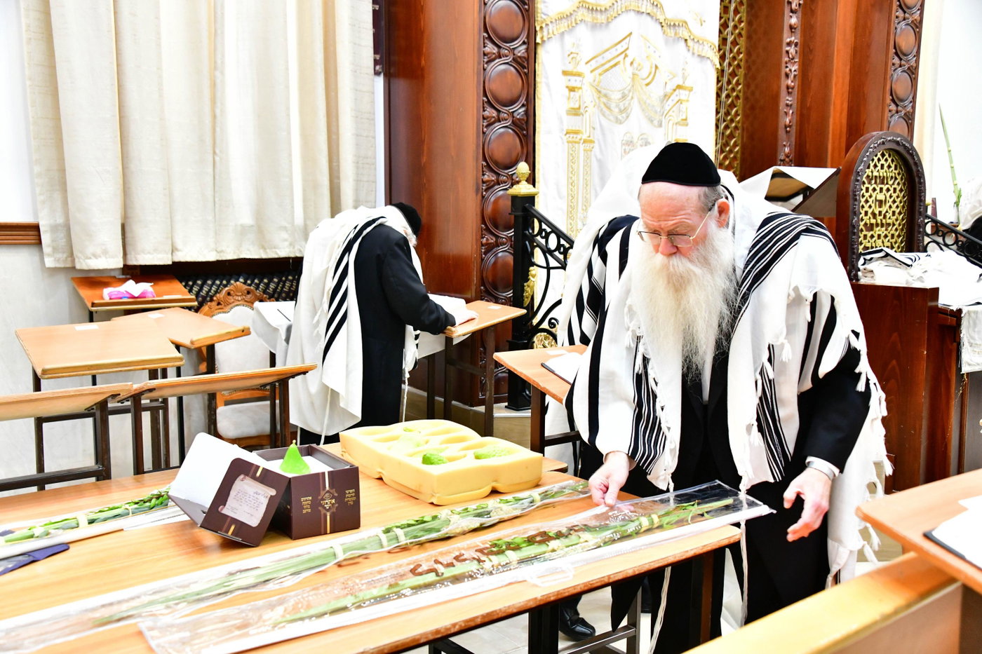 הגר"ד לנדו והגרמ"ה הירש בנטילת לולב