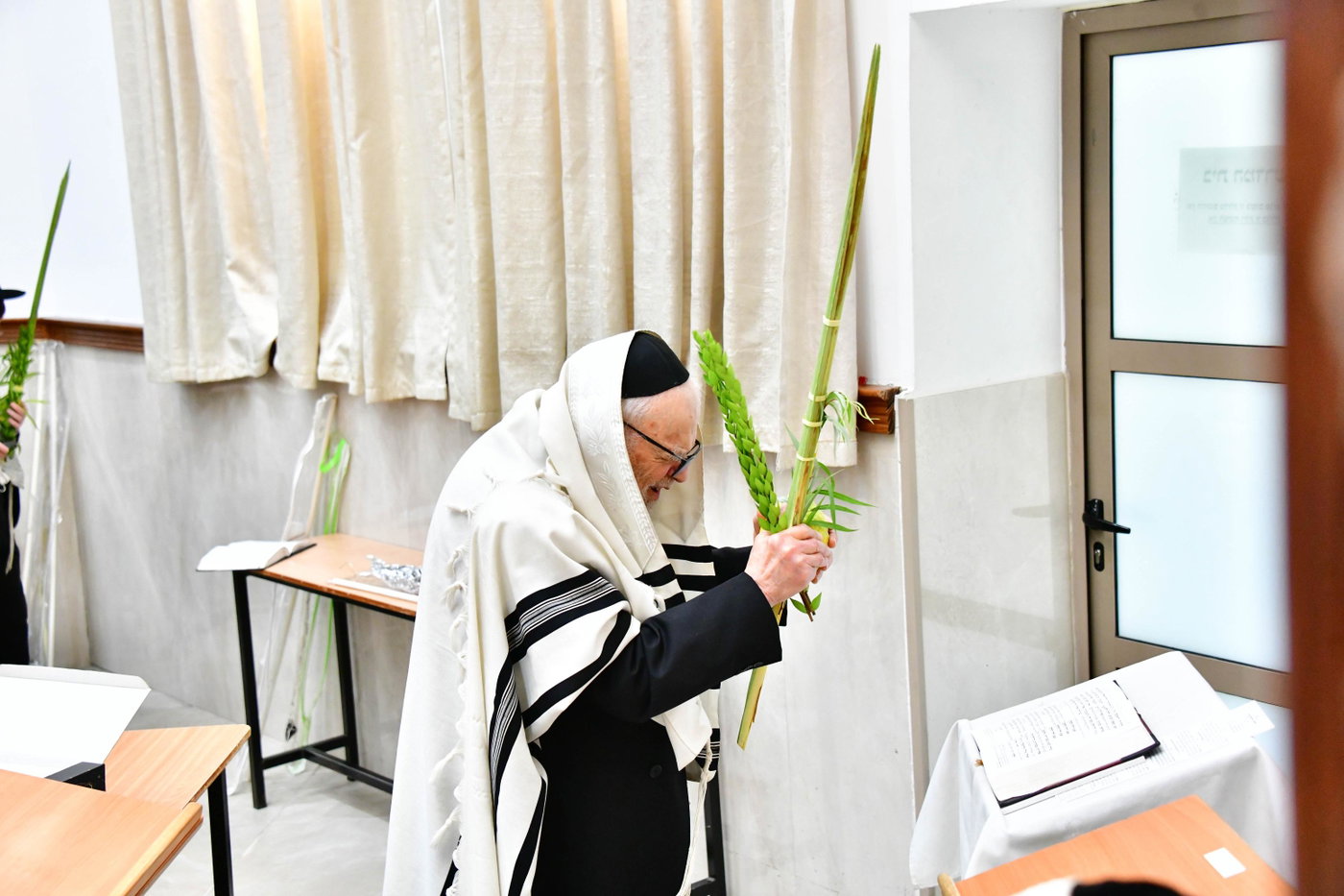 הגר"ד לנדו והגרמ"ה הירש בנטילת לולב