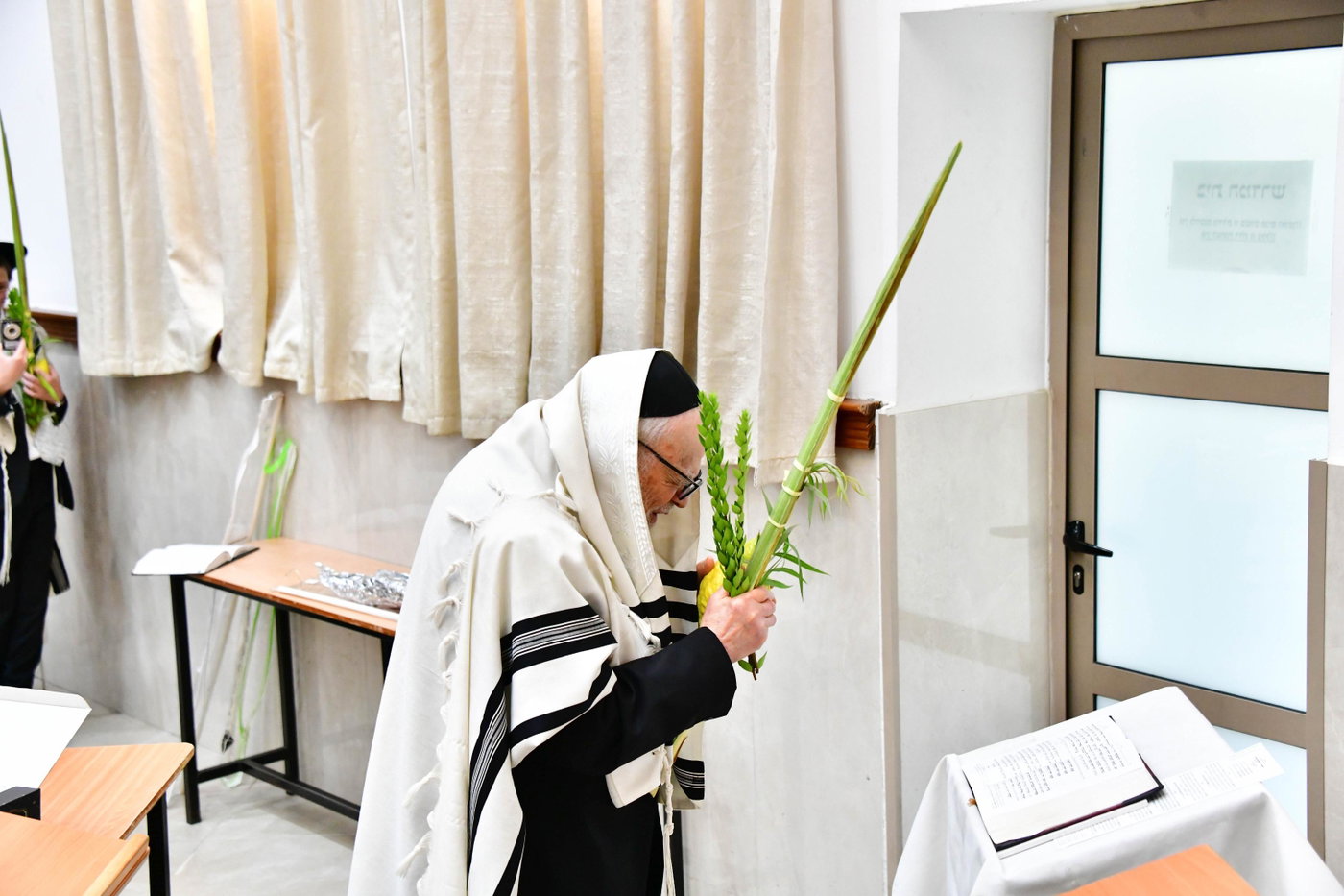 הגר"ד לנדו והגרמ"ה הירש בנטילת לולב