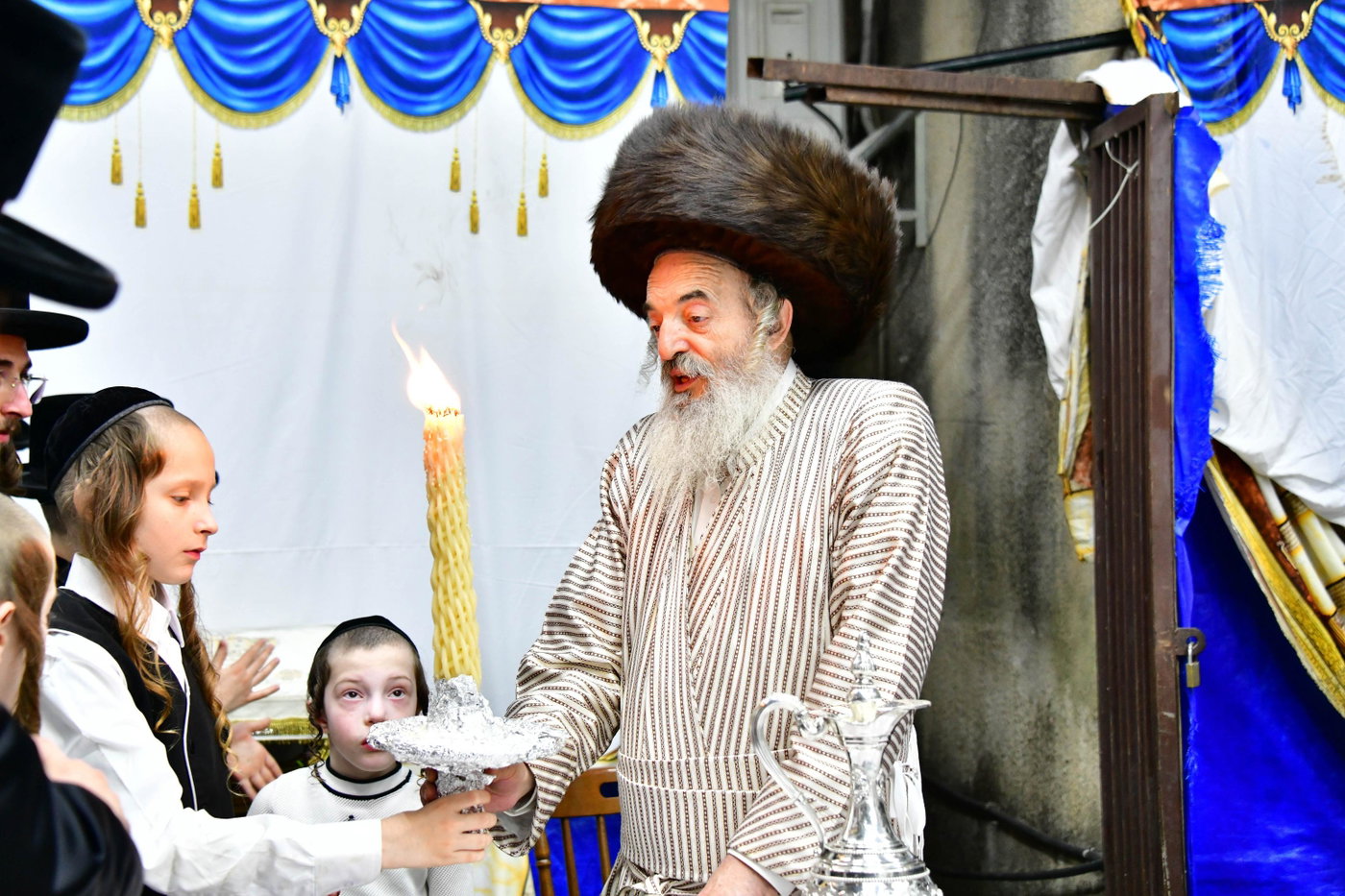 האדמו"ר מלעלוב בשמחת בית השואבה