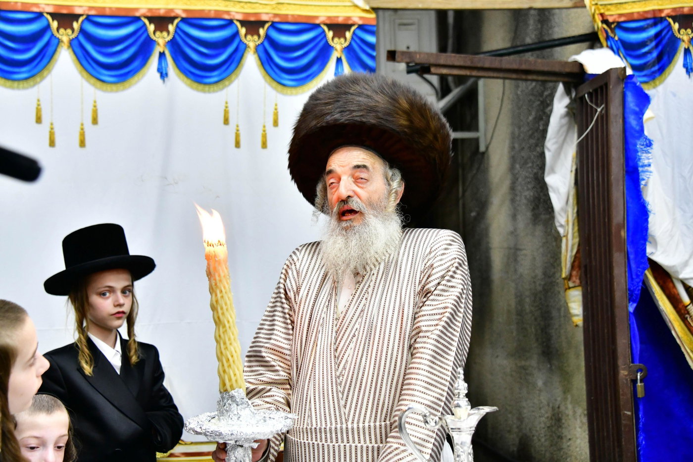 האדמו"ר מלעלוב בשמחת בית השואבה
