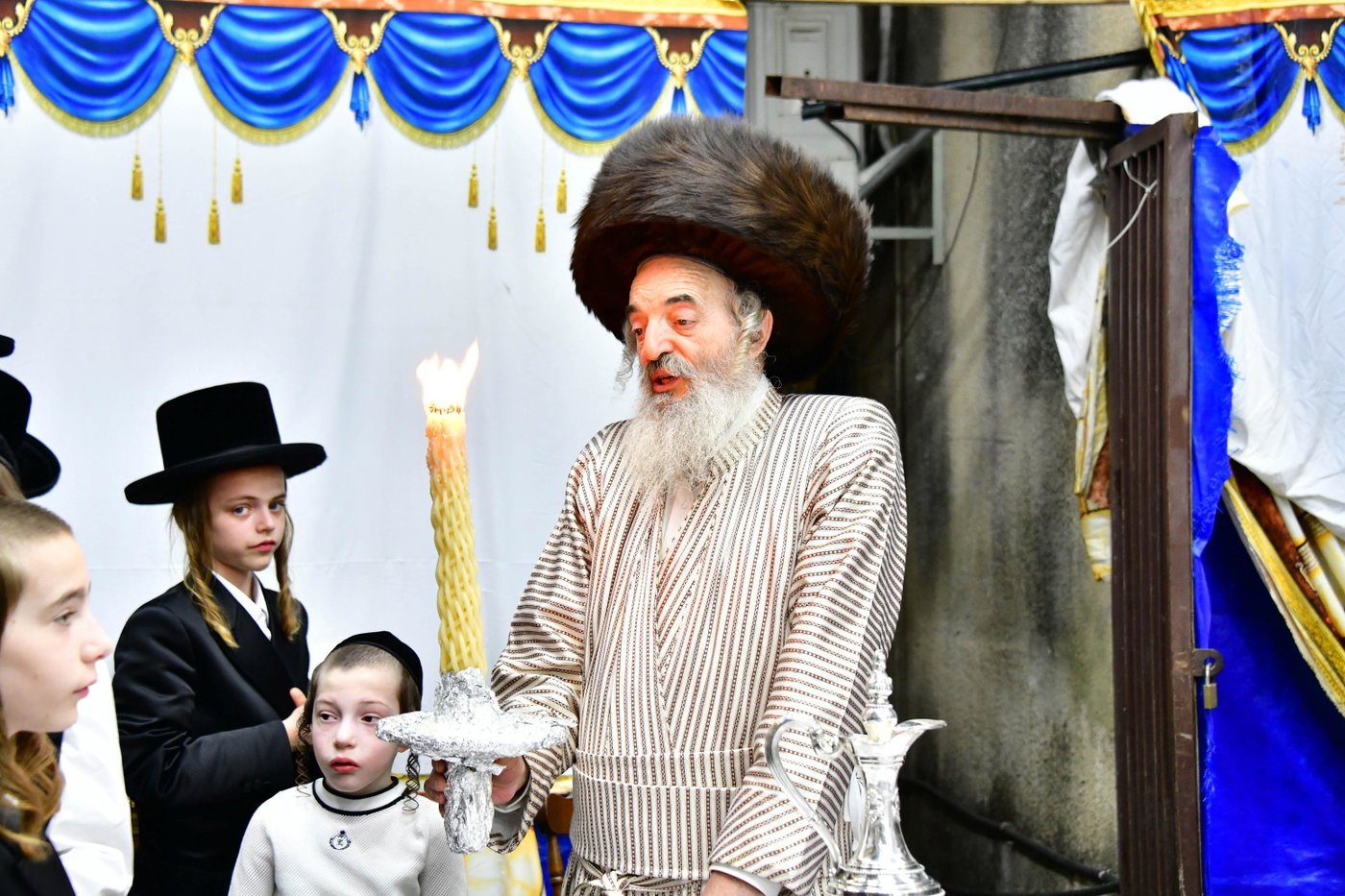 האדמו"ר מלעלוב בשמחת בית השואבה