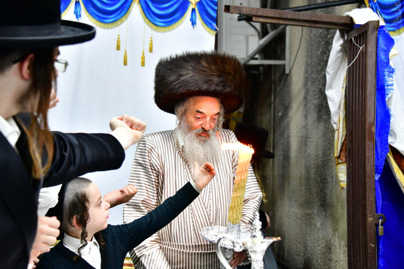 האדמו"ר מלעלוב בשמחת בית השואבה