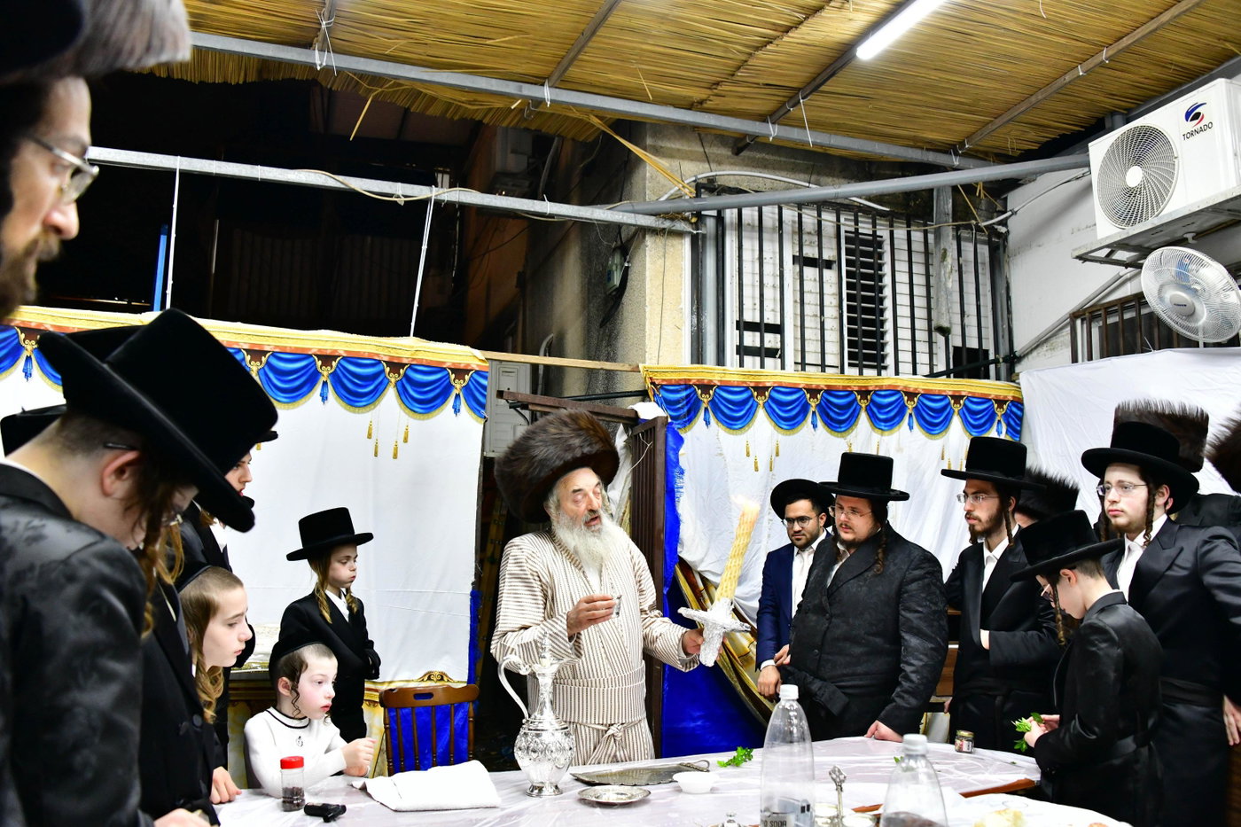 האדמו"ר מלעלוב בשמחת בית השואבה