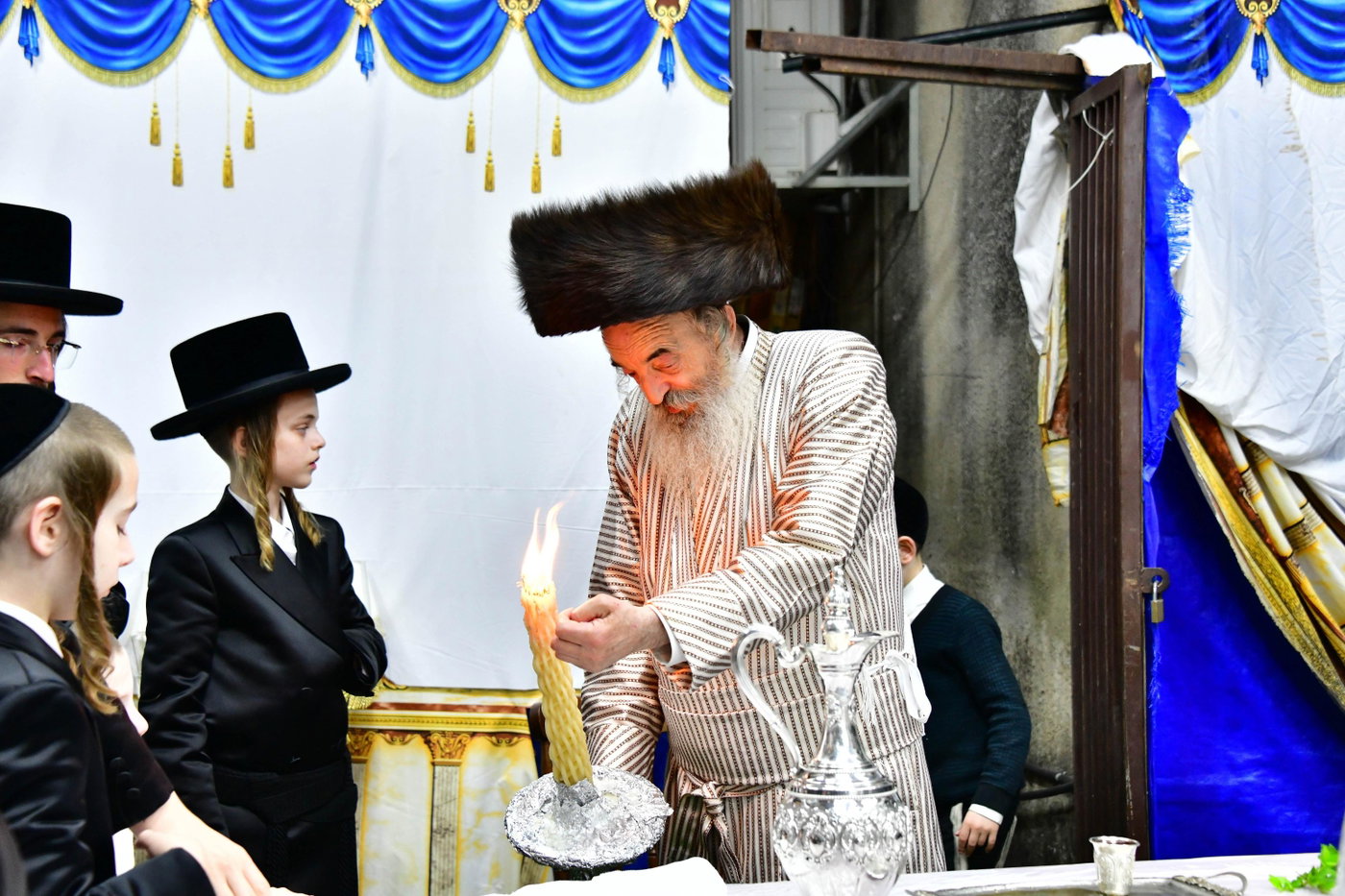 האדמו"ר מלעלוב בשמחת בית השואבה