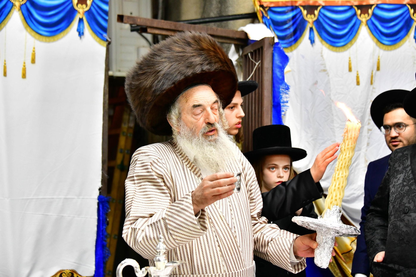 האדמו"ר מלעלוב בשמחת בית השואבה