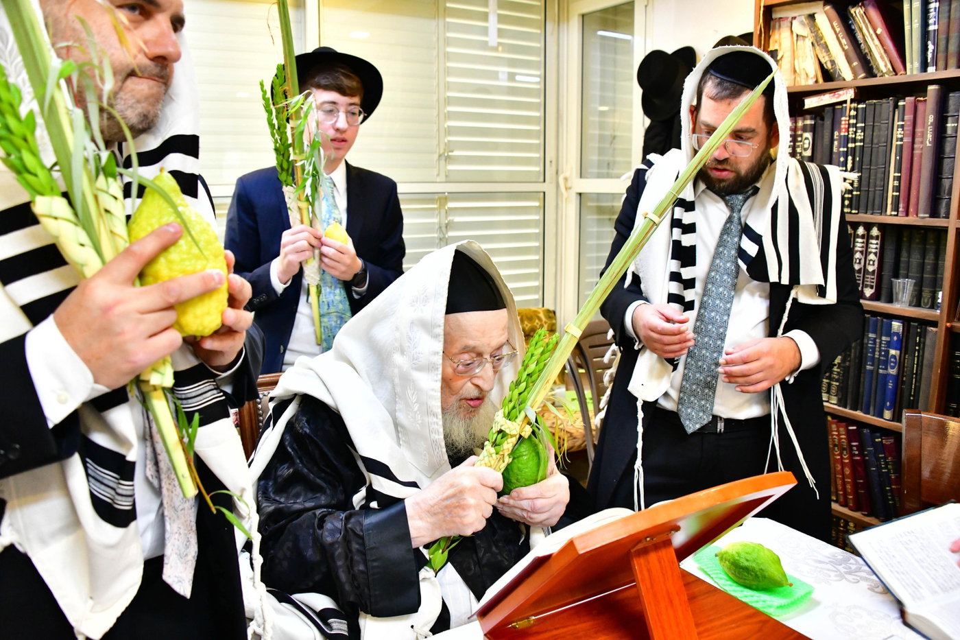 הגרמ"צ ברגמן בנטילת לולב