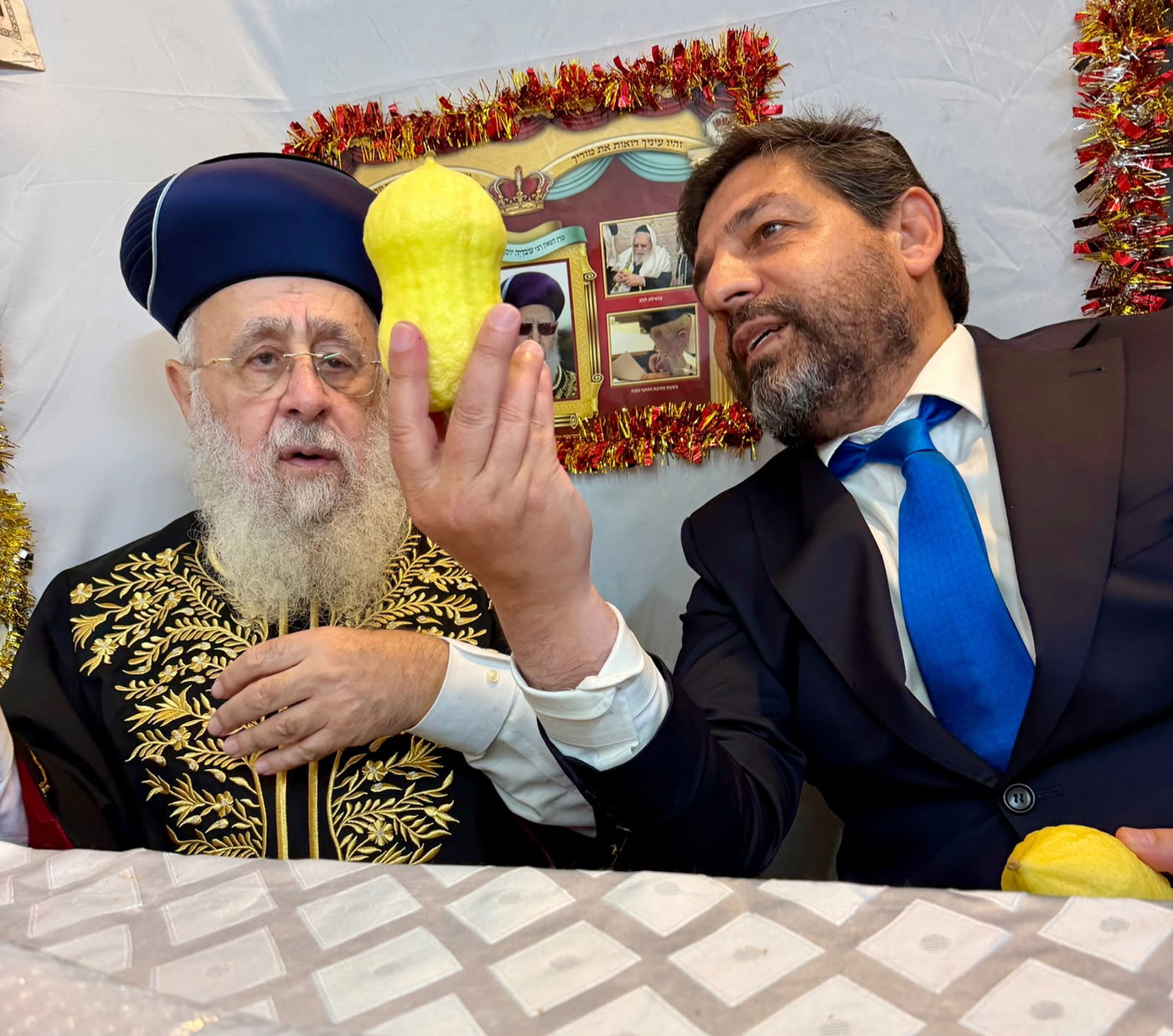 ממשיך את המסורת: רב הסלבס הגיש לראש"ל אתרוגים מובחרים