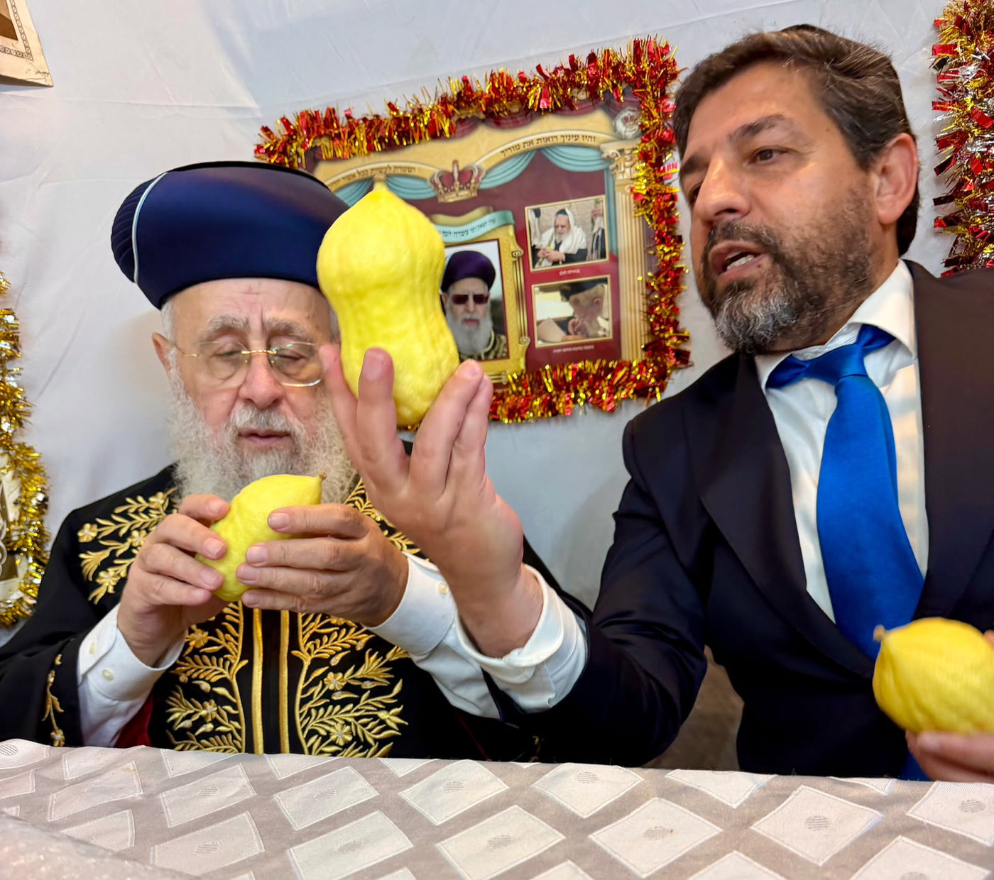 ממשיך את המסורת: רב הסלבס הגיש לראש"ל אתרוגים מובחרים