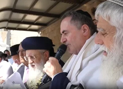שר הביטחון כ"ץ השתתף בברכת הכהנים בכותל וערך 'מי שבירך' | צפו