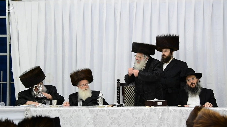 האדמו"ר מחוג חתם סופר בשמחת בית השואבה