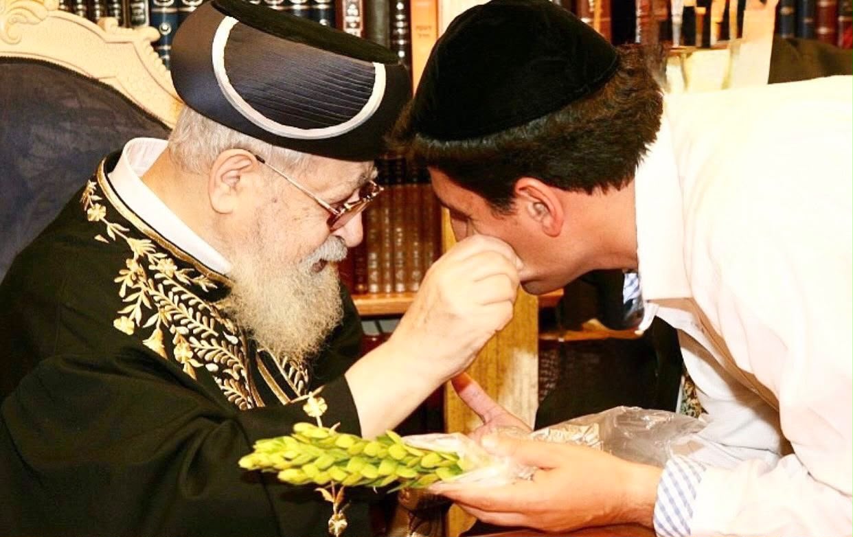חסידים מעניק ארבעת המינים למרן זצ"ל