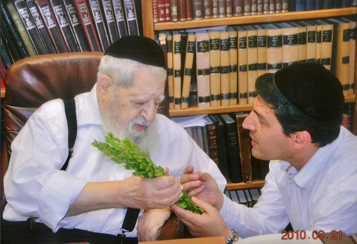 חסידים מעניק ארבעת המינים למרן זצ"ל