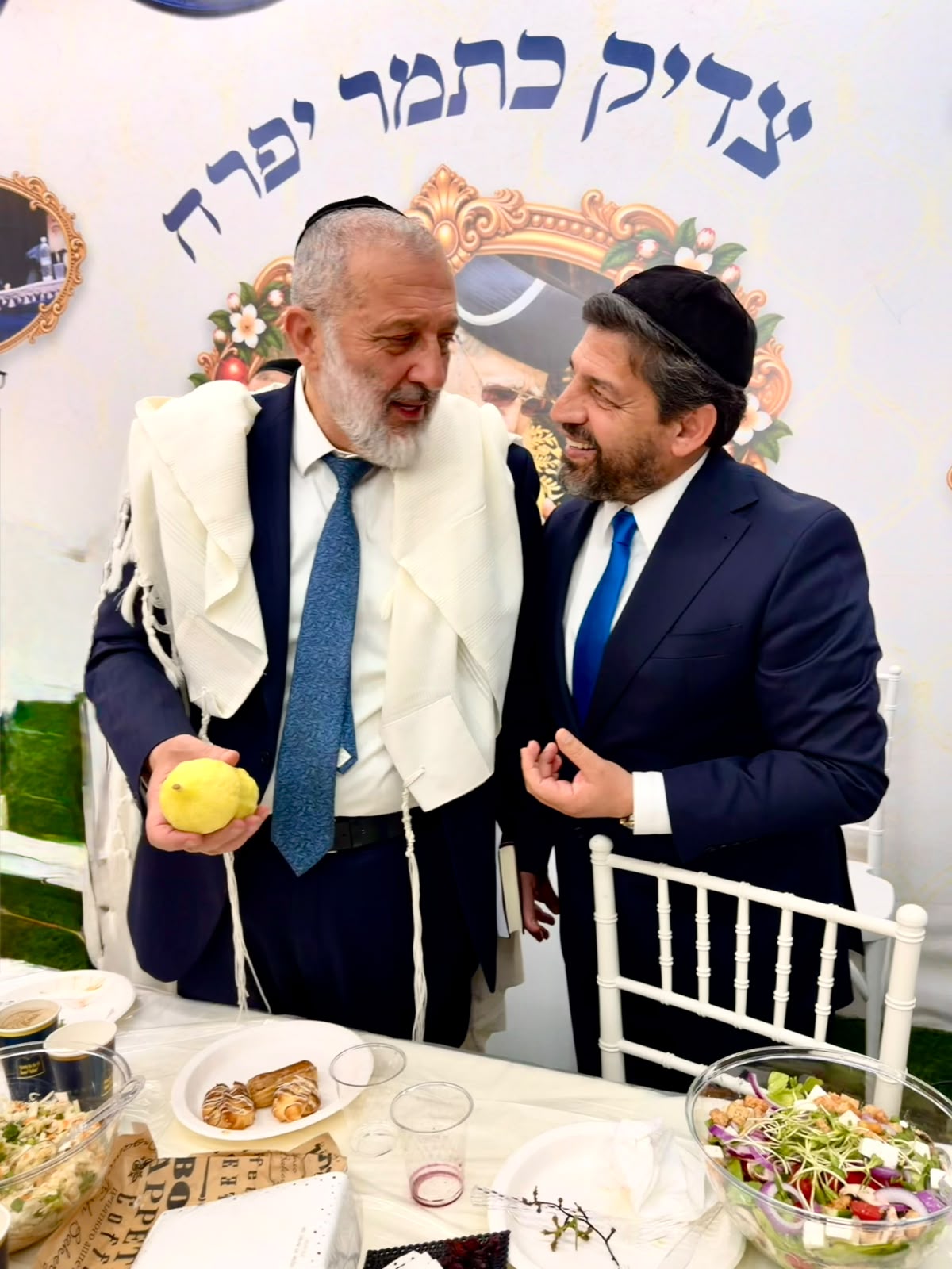 חסידים מציג לדרעי את האתרוג המובחר