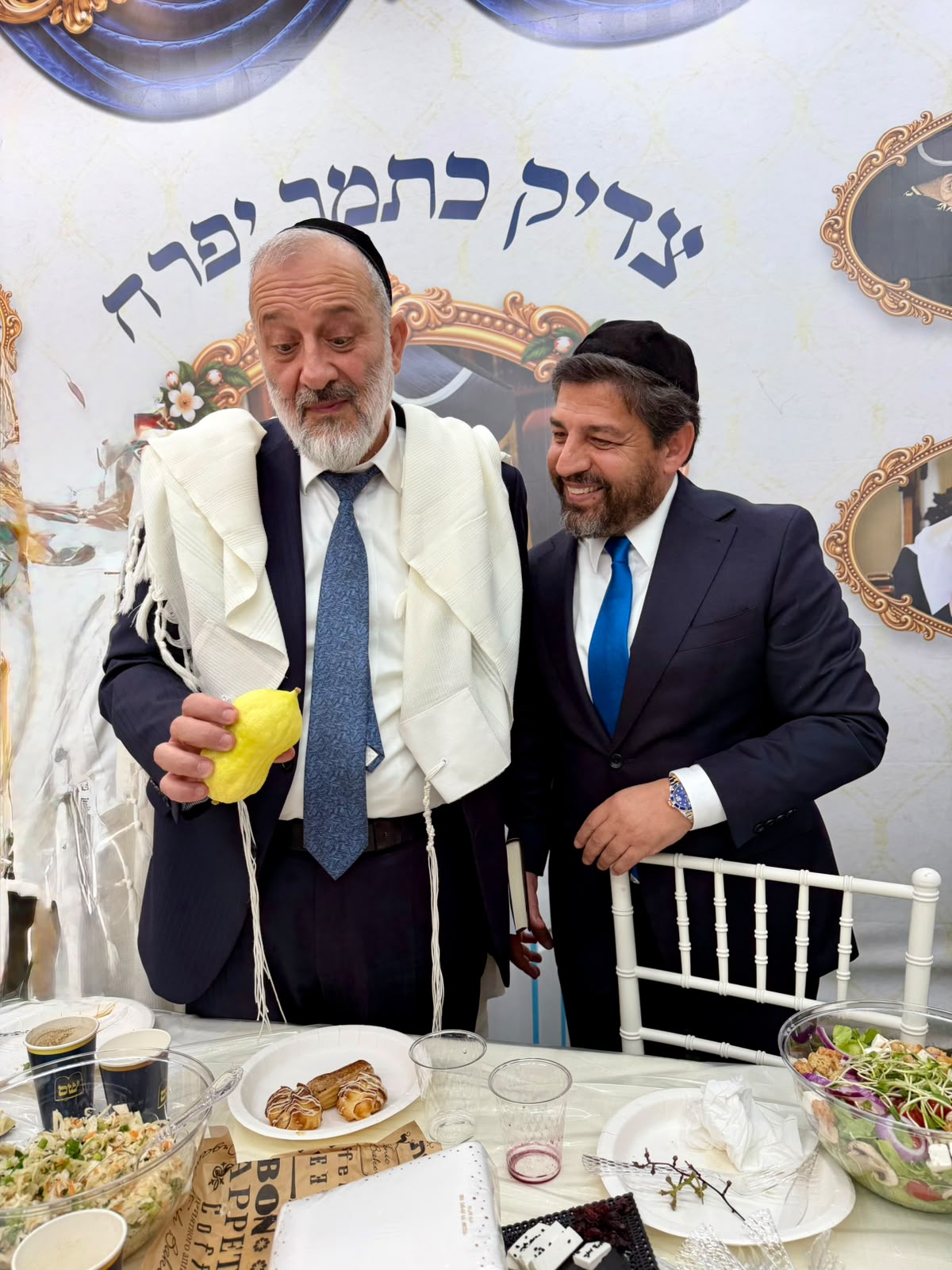 חסידים מציג לדרעי את האתרוג המובחר