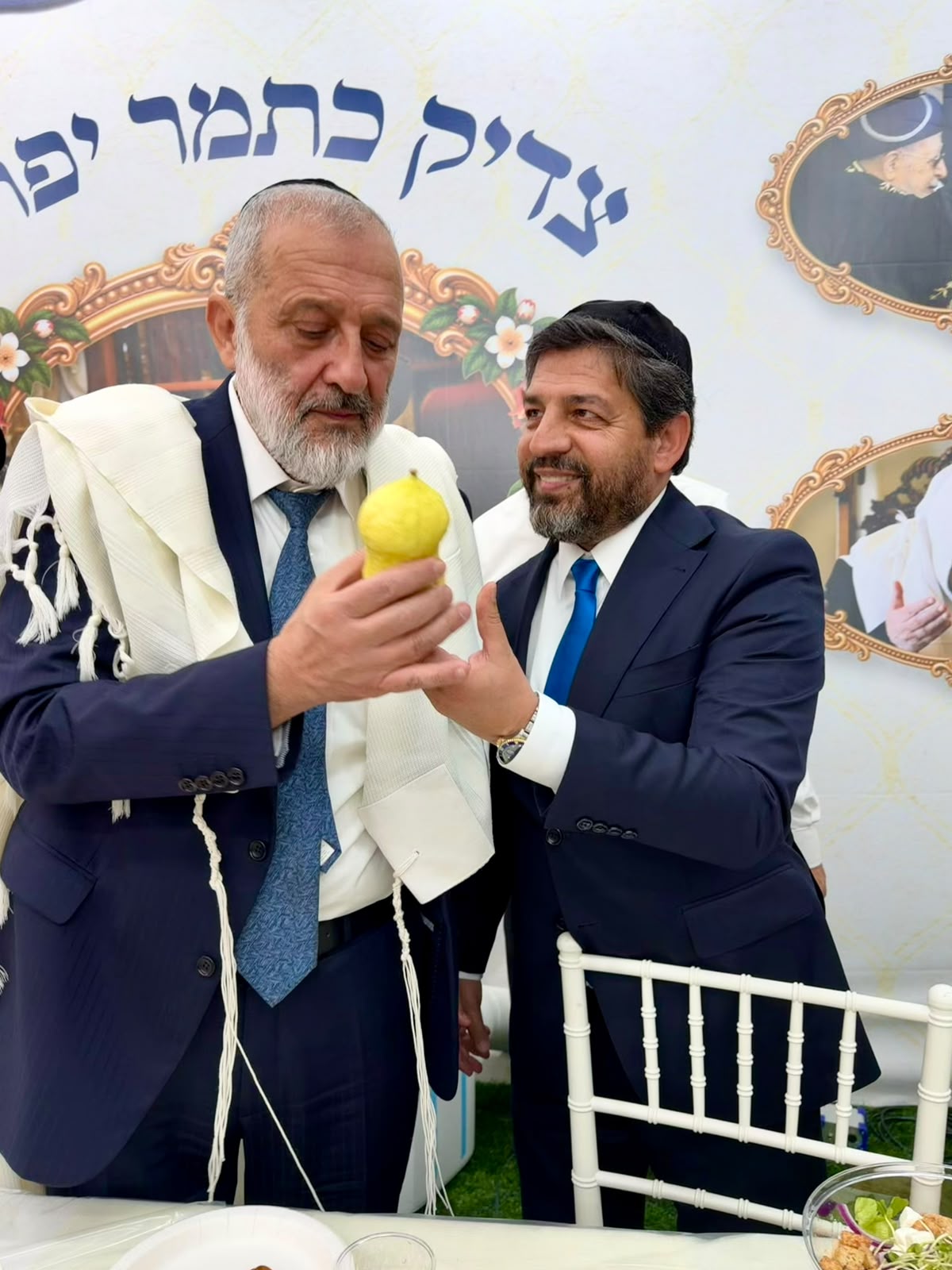 חסידים מציג לדרעי את האתרוג המובחר