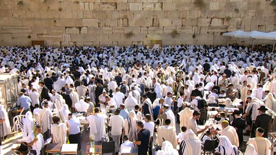 שידור חי: מעמד 'ברכת כהנים' המסורתי בכותל המערבי | צפו