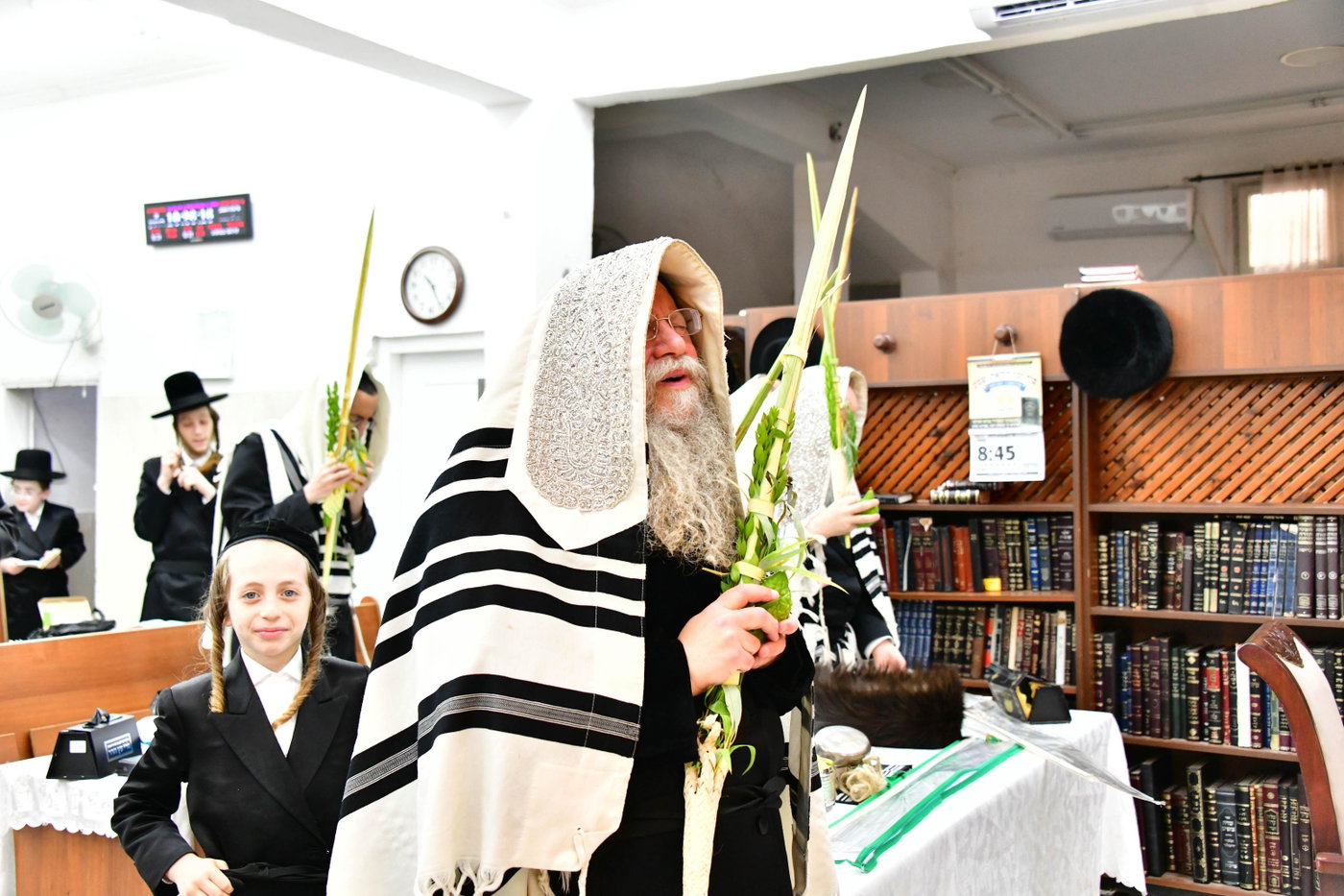 האדמו"ר מקוזמיר בנטילת ארבעת המינים